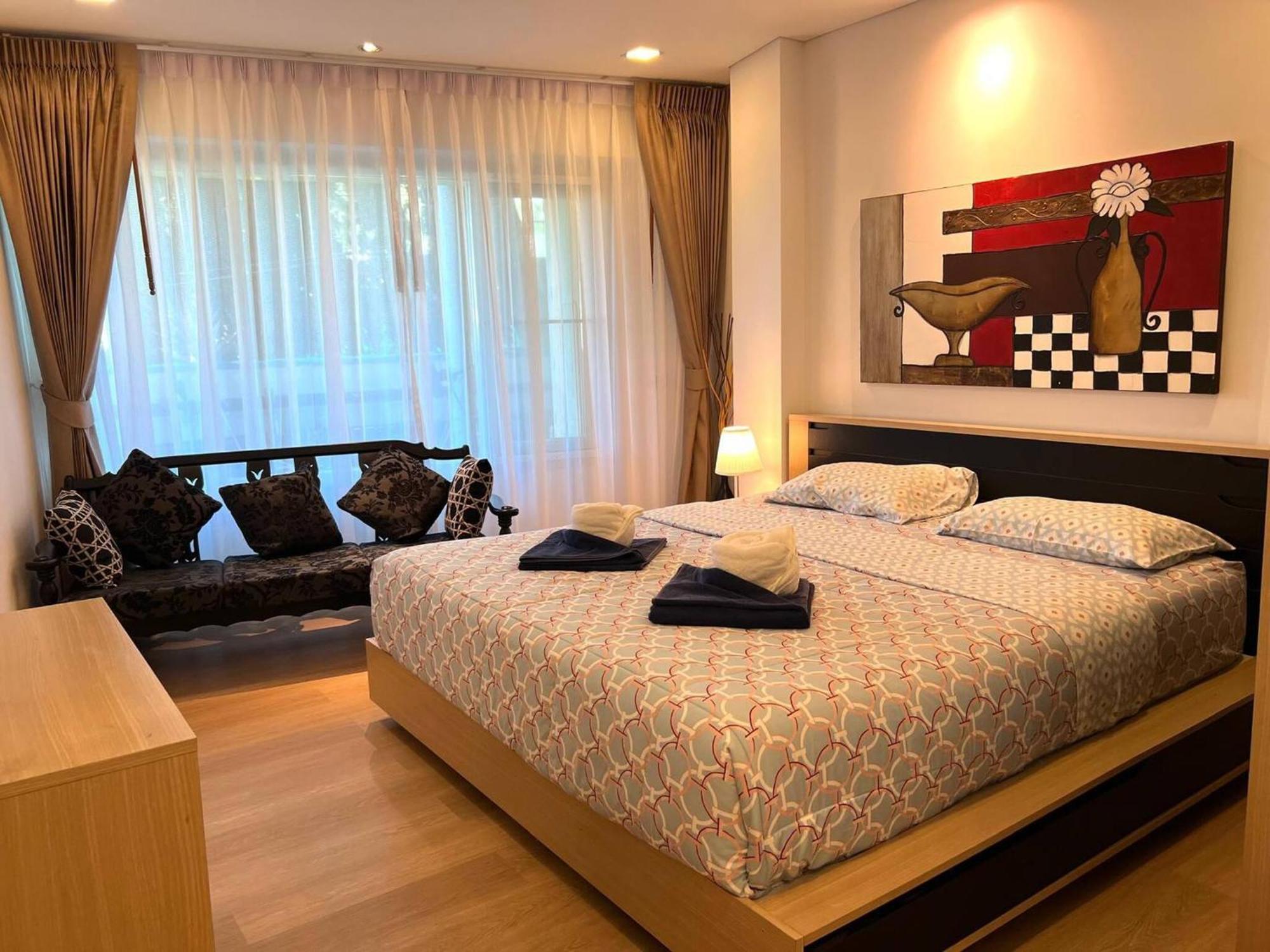 One Bedroom At Main Downtown With 5 Mins Walk To Apartment *