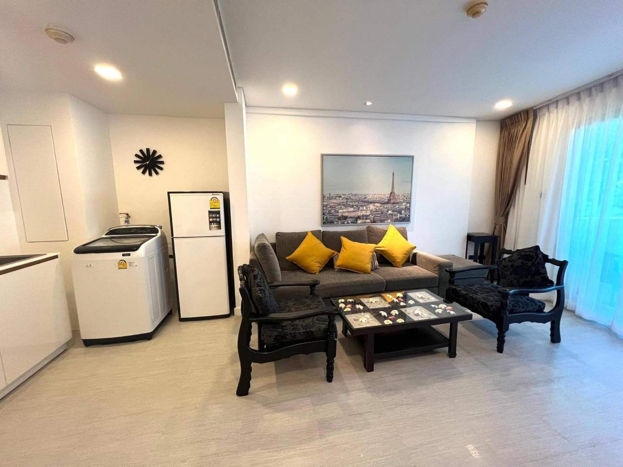 One Bedroom At Main Downtown With 5 Mins Walk To Apartment