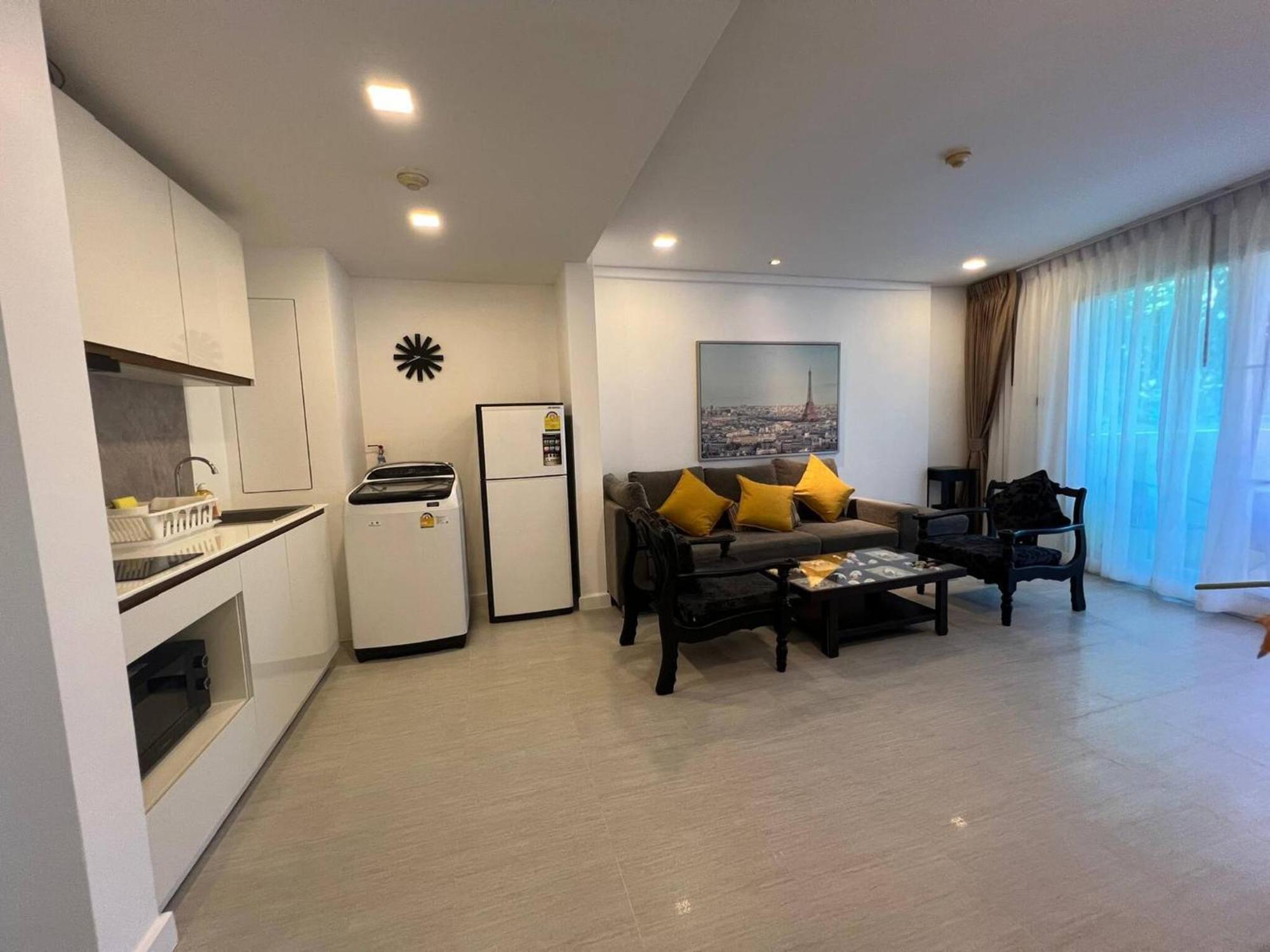 One Bedroom At Main Downtown With 5 Mins Walk To Apartment *
