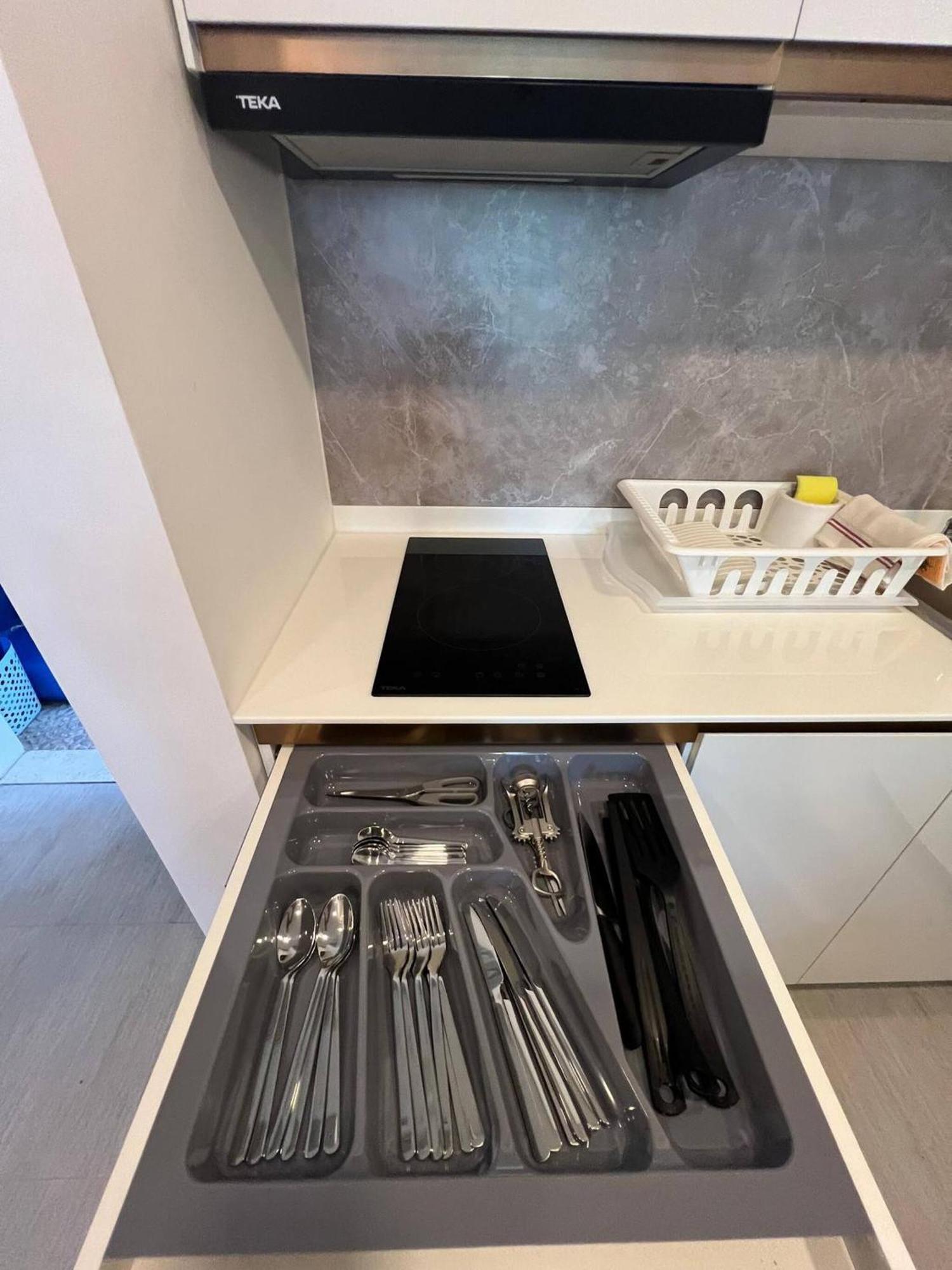 One Bedroom At Main Downtown With 5 Mins Walk To Apartment *